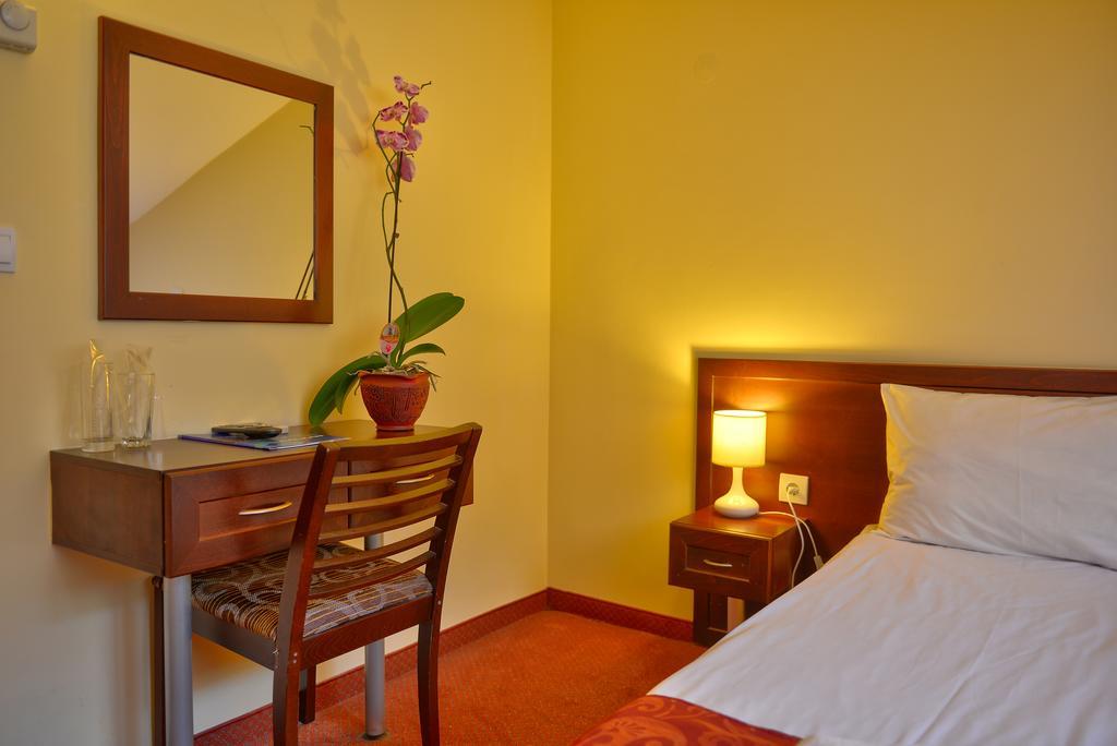 Balkan Hotel Чифлик Экстерьер фото